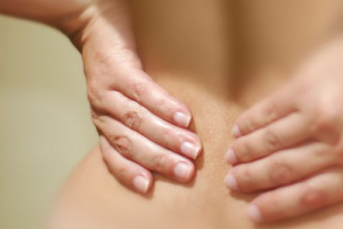 Защо има болка под долната част на гърба (долната част на гърба) при жените