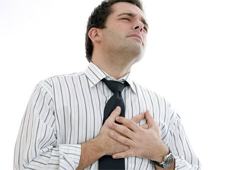 Какво означава болка в гърдите с кашлица, студ, кихане и температура?