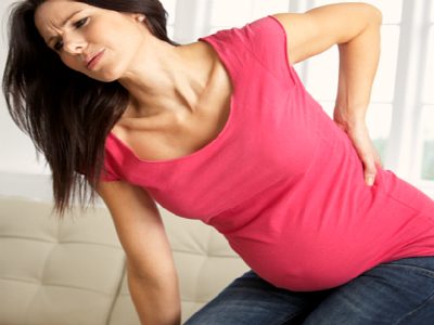 Защо мога да издърпам долната част на гърба в ранна бременност?