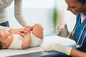 Какво да направите, ако бебето има бучка на крака след ваксинацията