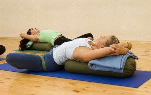 Ползите и правилата на йога при сколиоза: най-добрите упражнения