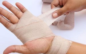 Първа помощ и лечение след опъване на връзките на ръката