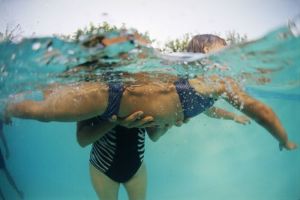 Терапевтично плуване в сколиозата: съвети и предпазни мерки