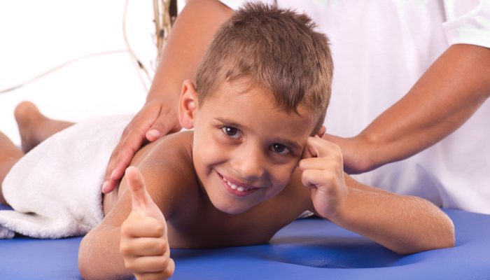 Сколиотично поза: Упражнения и масаж за деца