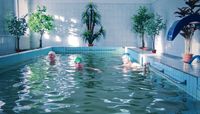 Плуване и упражнения във вода с остеохондроза