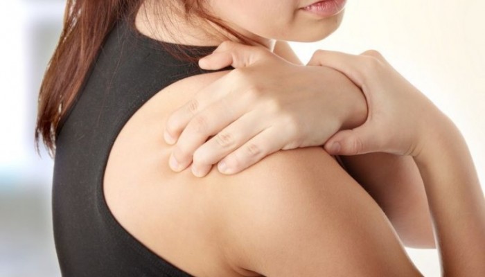 Симптомите и лечението на капсулита на лепилния рамо