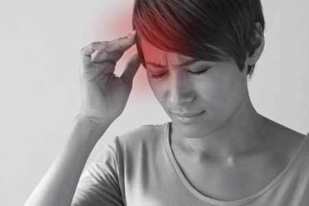 Възможни причини за болка в главата в челото, притискане на окото