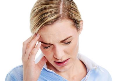 Възможни причини за болка в главата в челото, притискане на окото