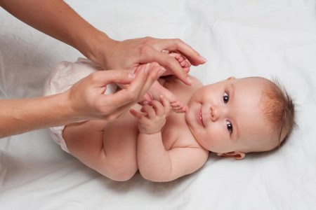 Правилен масаж с кривина при деца и новородени (бебета)