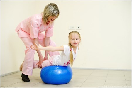 Ефективни упражнения на тренировъчна терапия при деца с кривина при възрастни и деца