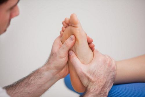 Болка в краката близо до пръстите на краката при ходене