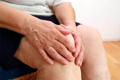 Защо болката в коляното боли и как се лекува?