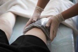Течност в колянната става: причините за появата, симптомите и лечението