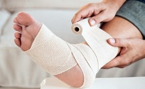 Изместване на краката: как да се лекува у дома, първа помощ