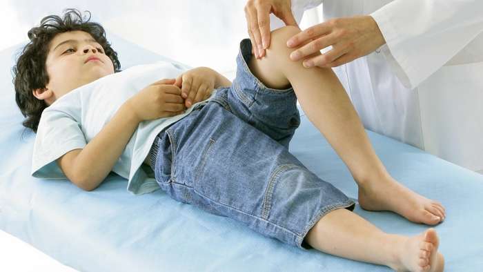Коляното в детето е наранено: какво причини това състояние и как да го премахнете
