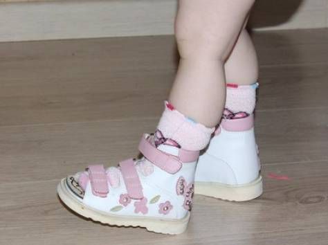 Детски ортопедични обувки с крака на валгус