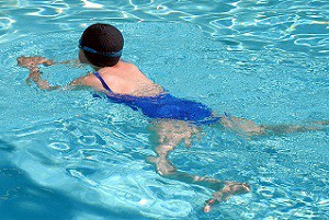 Колко полезно е плуването с херния на гръбначния стълб