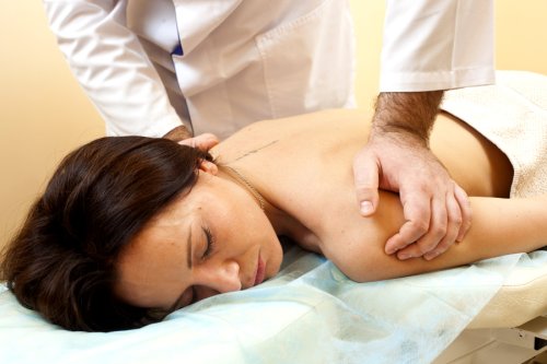Ръчната терапия с херния на гръбначния стълб е наистина ефективен метод на лечение