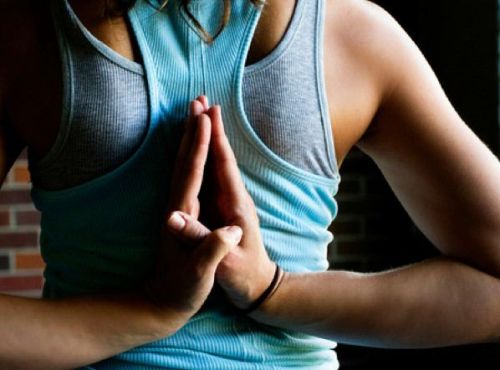 Как да практикуваме йога за обратно в лечението на междуведомствената херния