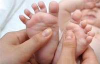 Запушване на краката и ръцете на детето - причини