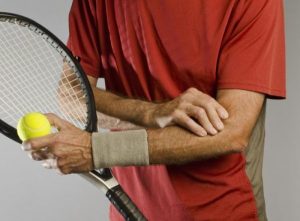 Как се проявява и лекува синдромът на тенис лакътя?