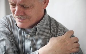 Болка и криза в рамото: причини, лечение, превенция