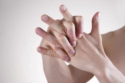 Защо крехките стави върху пръстите: дали е вредно или не за здравето?