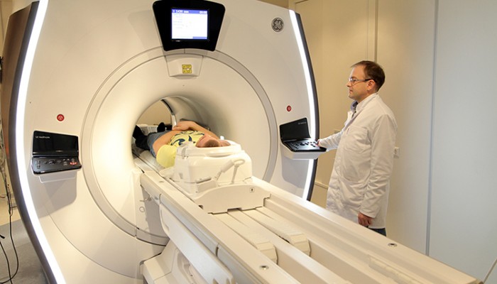 Какво прави MRI сканирането на шийния гръбначен стълб?