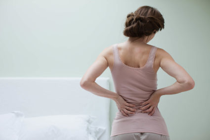 Защо често дърпате долната част на гърба след края на периода и как да бъде в този случай?
