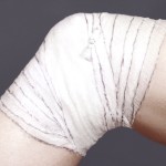 Кожухарска превръзка върху коляното и лакътя: сближаваща се и различна