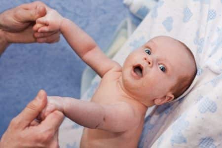 Какво представлява мускулната дистония и как се проявява при бебета?