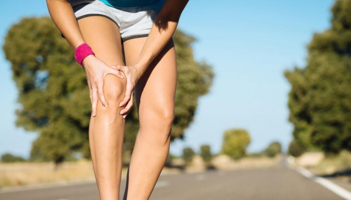 Подуване и издърпване на болка под коляното отзад: лечение
