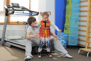 Корсети за деца с церебрална парализа - важно е да не пропускате времето