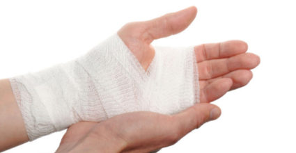 Първа помощ и лечение за разтягане на мускулите на ръката