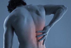 Защо има болка в дясната страна на гърба
