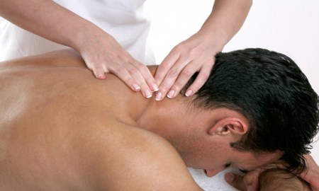 Масажи на гърба и масажисти с остеохондроза на гръбначния стълб