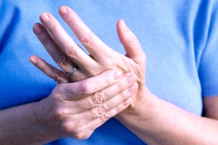 Защо конвулсии и изтръпване на бузите, ръцете, другите крайници с остеохондроза