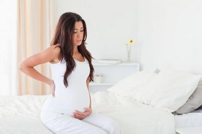 Болки в гърба в ребрата по време на бременност