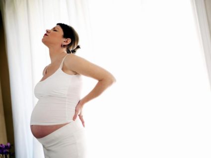 Симптомите на болки в долната част на гърба и причините за тях по време на ранна бременност