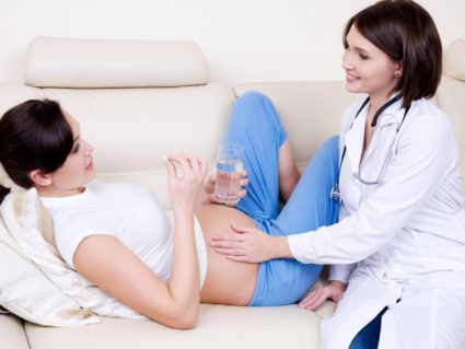 Симптомите на болки в долната част на гърба и причините за тях по време на ранна бременност