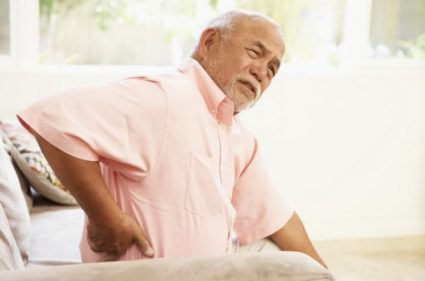 Какво причинява остра болка в долната част на гърба и как да се отървете от него?