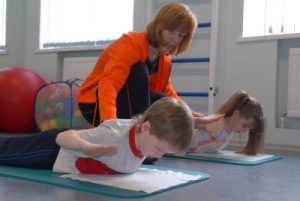 Упражняване на физиотерапевтични упражнения за сколиоза при деца