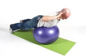 Упражнения с фитнес (топка за гимнастика): при какви условия са полезни, предимствата на такива упражнения, комплекси за гърба