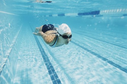 Как терапевтичното плуване ще помогне за премахване на сколиозата?