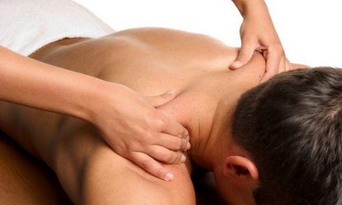 Извършване на масаж на гърба за кифозата на гръбначния стълб