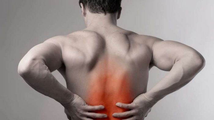 Гърбът боли в средата на гърба: с какво е свързано и какво да прави или прави