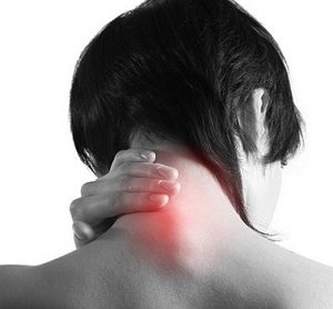 Вратът боли от лявата страна: възможните причини и методи на лечение