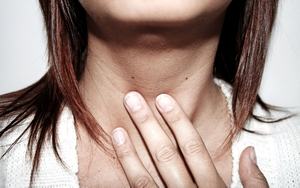 Кого в гърлото с цервикална остеохондроза: защо се появява и как да се отървем от нея