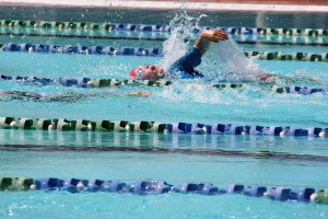 Плуване и упражнения в басейна за гръбначния стълб