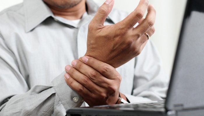 Защо са ставите на ръцете наранени? лечение